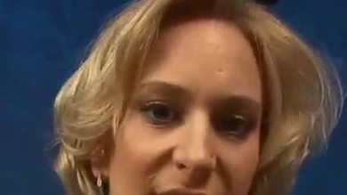 Une blonde donne un bébé à un noir
