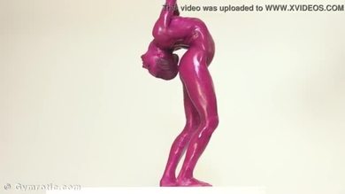La contorsionniste Tanya tord son corps dans de la peinture violette