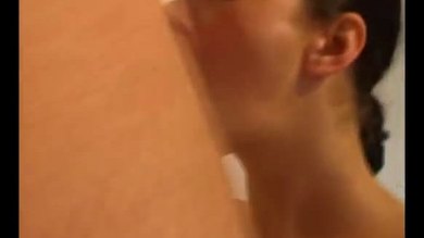Fille chaude en résille baisant