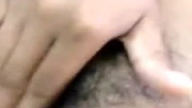 Une fille indonésienne se masturbe