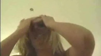 Une blonde plantureuse en lune de miel