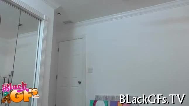 Une femme bisexuelle se fait baiser la chatte d'un homme noir.