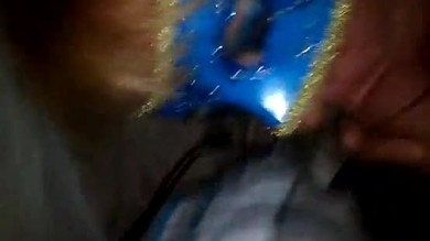 Fellation sexy avec masque bleu