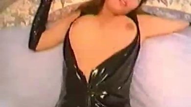 Jeune fille japonaise en latex