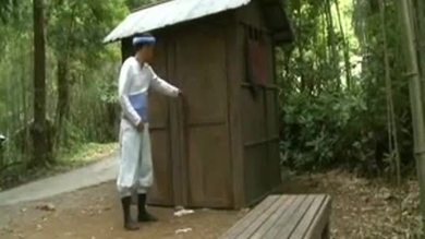 Une histoire d'amour japonaise : une écolière est séduite dans des toilettes publiques et baisée dehors.