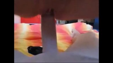 Une belle fille s'envoie en l'air avec un ami en ligne