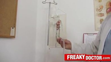 Examen de la chatte de la beauté rousse mince electra angel