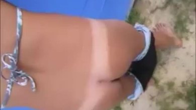 Une fillette chaude s'encule en plein air au bord d'une piscine
