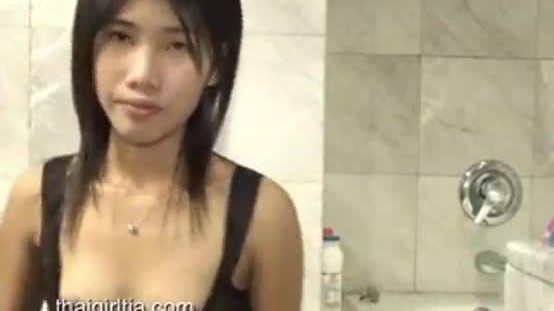 Sexe chaud en levrette pour l'adolescente thaïlandaise Zoe - pornofuckers.com