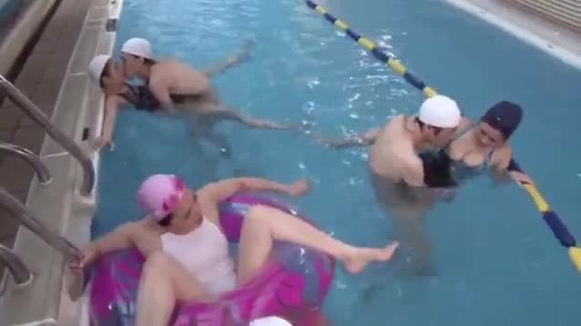 Une mère et son fils japonais à l'école de natation - linkfull : https://ouo.io/j2pkcq