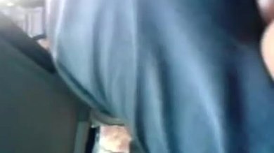 Une tante s'amusant après avoir déposé son fils à l'école.