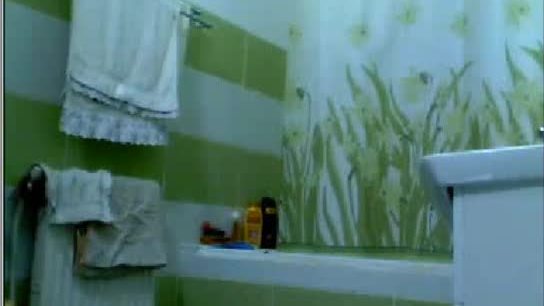 Chava lave la salle de bain