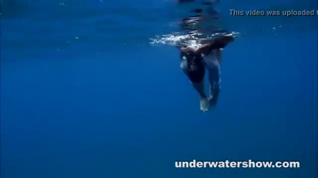 Julia nageant nue dans la mer