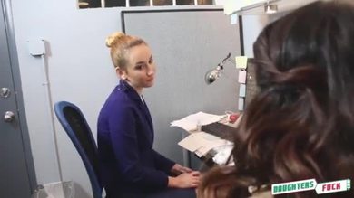 Des adolescents excités séduisent leurs vieux papas dans un bureau.