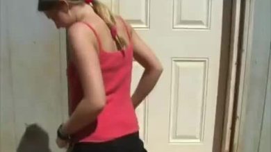 Une petite blonde qui exhibe son corps pour gagner le match