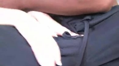 Une adolescente séduit un étalon noir