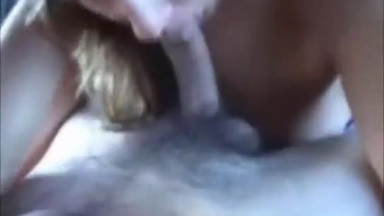 Parler avec une compilation de la bouche pleine