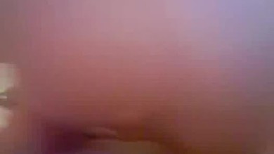 Une blonde aux beaux seins donne un spectacle par webcam