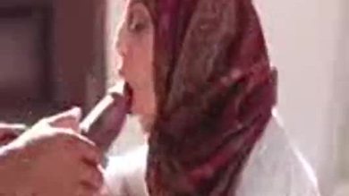 Une jeune fille musulmane innocente prend une énorme bite noire 71 81