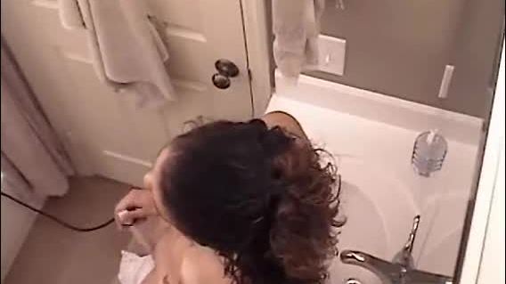 Se masturber avec le lavabo de la salle de bain