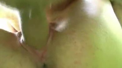 Un couple d'ados baise en plein air