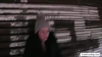 La superbe star du porno Leony est tentée de faire l'amour pour de l'argent.