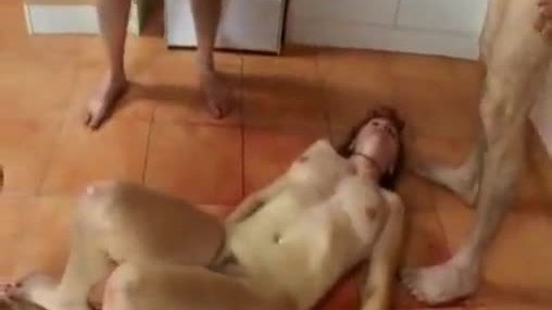 Une femme boit du vin, vomit et se fait violer par un gang.