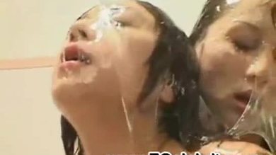 Douche lesbienne crème dans la baignoire