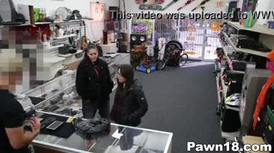 Une latina fait une pipe pour de l'argent dans un magasin.