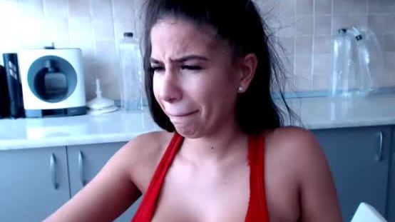 Modèle populaire de webcam jouant dans la cuisine