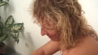 Une blonde mature et potelée se fait la chatte