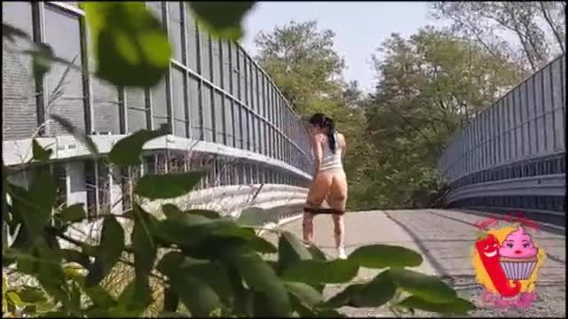 Un cycliste agresse un touriste dans la rue