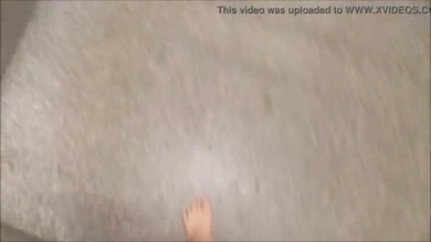 Nudité publique d'une coréenne amateur pieds nus