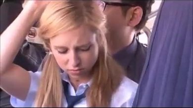 Adolescente blonde européenne pelotée et baisée en public dans un bus