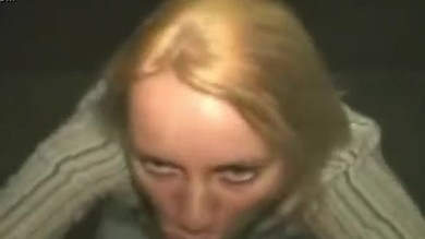Une blonde amateur suce une bite