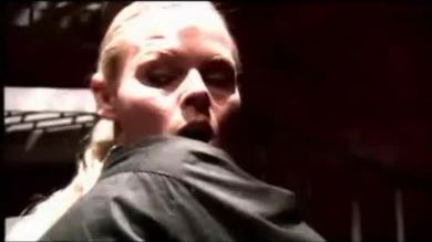 Katja Kean en prison rose