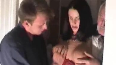Brunette tripotée dans un bus et baisée (3 de 4)
