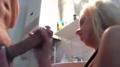 Elle trait son grand-père à la grosse bite - plus d'infos sur hornysexcams.us