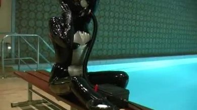 Jeu de masque à gaz au bord de la piscine