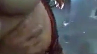 Une femme de chambre indienne sexy libère son patron en lui montrant son énorme sperme.