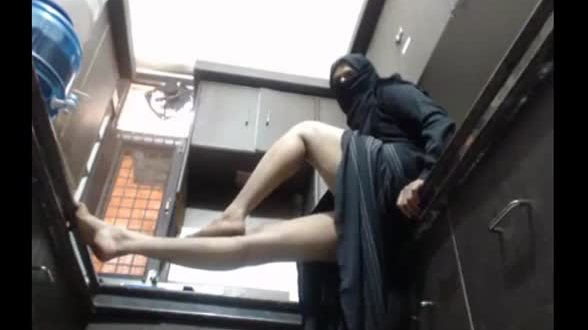 Tante musulmane indienne qui taquine les jambes