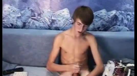 Branlette russe sur webcam : yngadorableboy