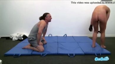 Le sosie de Ronda Rousey, Alyssa Cole, s'entraîne pour l'UFC et se masturbe.