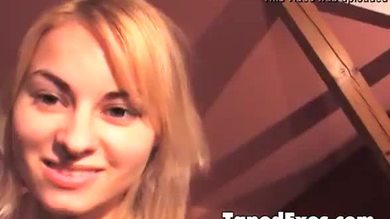 Une nana sexy et excitée se masturbant violemment