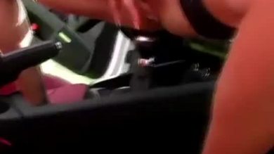 Une ex-femme incroyable baise ma nouvelle voiture