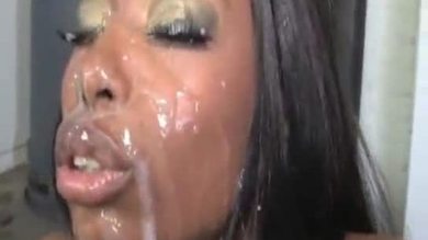Des hommes blancs éjaculant sur une pute noire