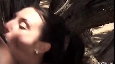 Baise interraciale avec une brune chaude et un dp