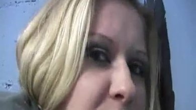 Une blonde coquine se déshabille et se fait sucer