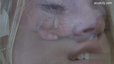 Une fille excitée qui baise fort