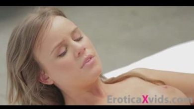 Sexe passionnel entre jeunes couples chauds